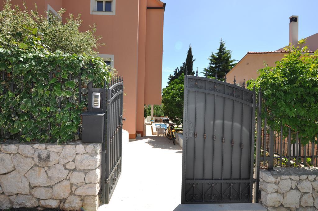 Poolside Paradise - A Hidden Gem In Split Exteriör bild